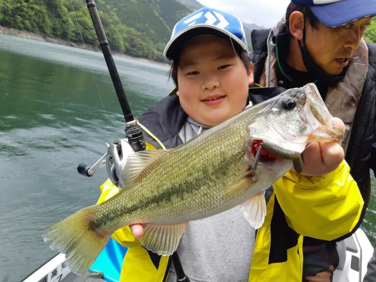 早明浦ダム 親子バス釣り体験 | ペリーの早明浦バス釣りガイドサービス